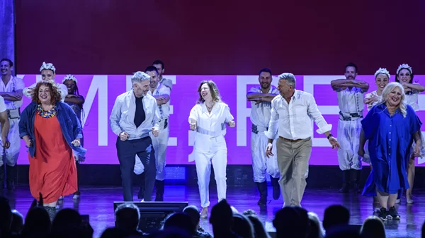 "Τι ζούμε, ρε;": Η sold out παράσταση των  44.000 θεατών συνεχίζεται στο Άλσος μέχρι τον Οκτώβριο