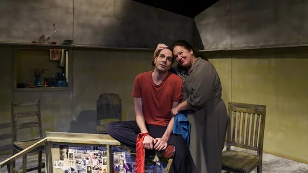 "Το γάλα": Τελευταίες παραστάσεις και αλλαγή ώρας για το έργο-σταθμός της νεοελληνικής δραματουργίας