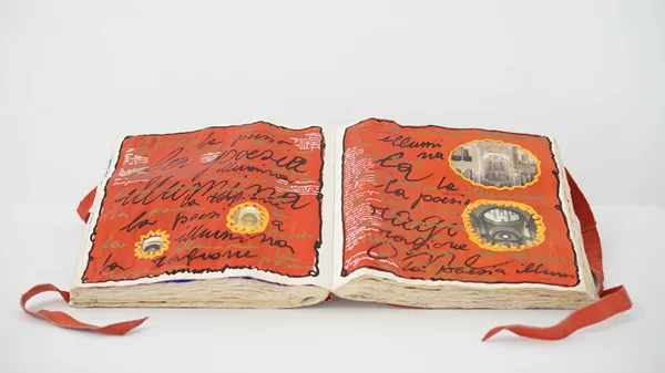 "Books as Art": Καλλιτέχνες πειραματίζονται με τις πολλαπλές δυνατότητες του βιβλίου