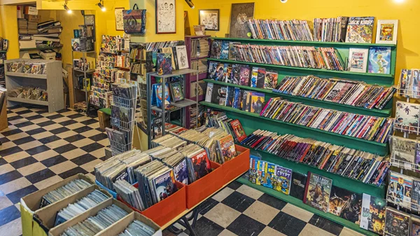 Κόμικς, χάρτες και ο κόσμος της εικονογράφησης: Τα πιο πολύχρωμα βιβλιοπωλεία της Αθήνας