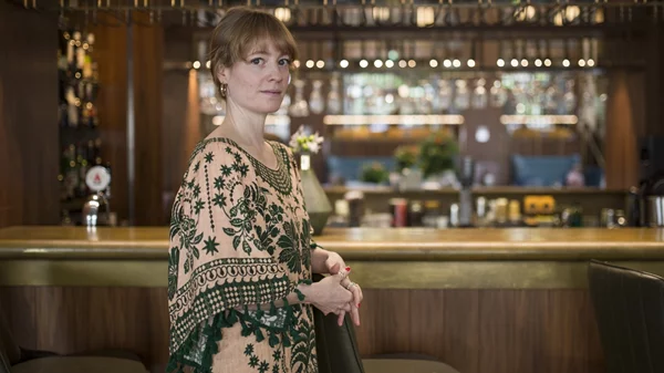 Η ηθοποιός Λέονι Μπένες σαρώνει στο "Γραφείο των Καθηγητών"