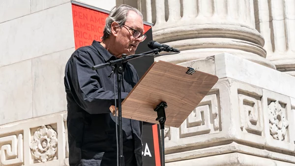 Πολ Όστερ: Ο καπνός εξαφανίζεται