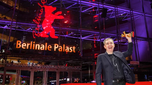 Φεστιβάλ Βερολίνου 2025: Ο νικητής της Χρυσής Άρκτου μας μιλά για το πόσο σημαντικό ήταν να απεικονίσει την ομοφυλοφιλία ως κάτι φυσιολογικό