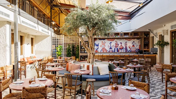 Διόλου τυχαία, αυτή η αυλή του Θησείου έχει εξελιχθεί σε ένα αθηναϊκό χιτ