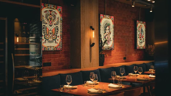 Video walkthrough: Η Ναταλία Δραγούμη δοκιμάζει την κουζίνα του Άνταμ Κοντοβά στο "Ex Machina"