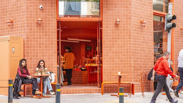 Φαγητό, ποτό και socializing στην Καψάλη, τη νέα πιάτσα του Κολωνακίου