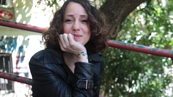 Η Zeyno Pekünlü στήνει μια πολύπλευρη εικαστική έκθεση για την περιορισμένα "απελευθερωμένη" γυναίκα