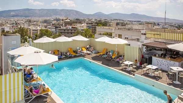 Μια πισίνα-κρυμμένο μυστικό στην παραλιακή