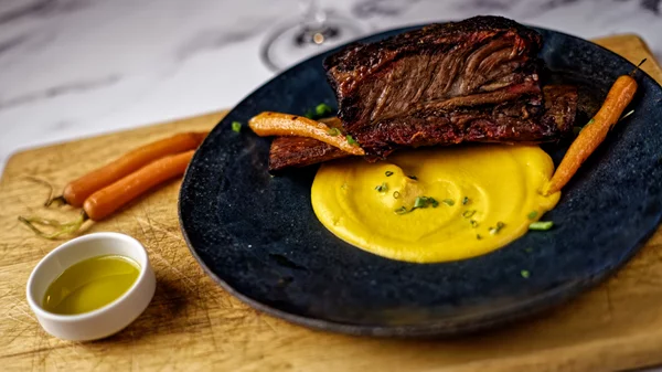 Ένα από τα κορυφαία κρεατάδικα της χώρας σερβίρει για ένα βράδυ στο Κουκάκι