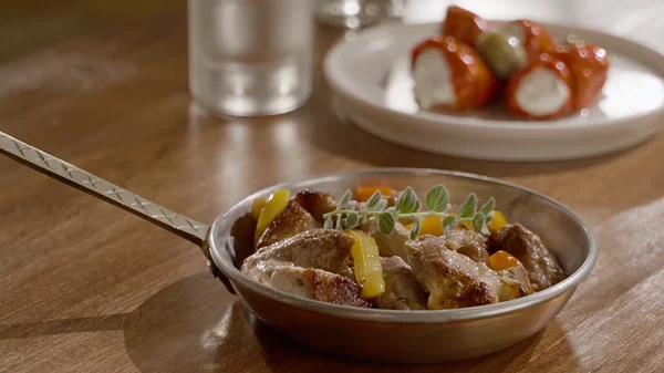 Η Τσικνοπέμπτη επιβάλλει παράδοση και στο ποτήρι