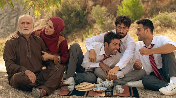 "Το αγόρι με τις δυο καρδιές": Ο Τάκης Τζαμαργιάς αφηγείται θεατρικά μια λογοτεχνική, προσφυγική ιστορία