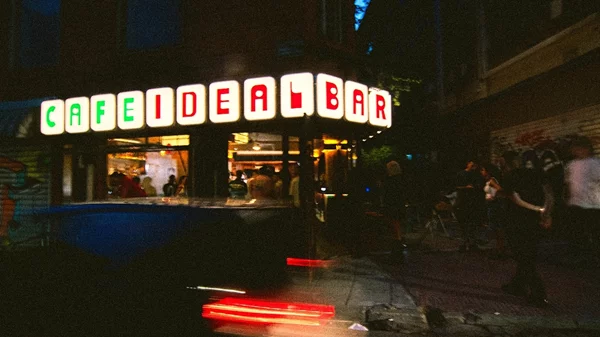 Μπαρ Ideal: Γιατί όλοι κάνουν λόγο για μια "μαγαζάρα στο κέντρο";