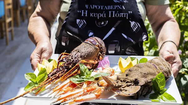 Στο Λαγονήσι, για τις θαλασσινές λιχουδιές της "Κυρά Πόπης"