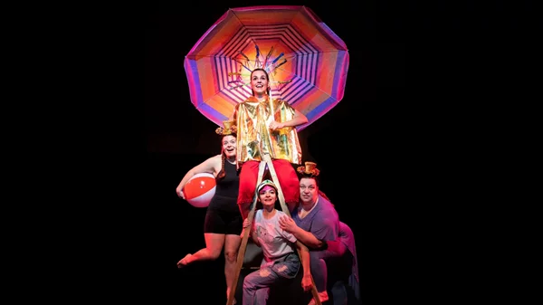 "Ι-δανικά όνειρα" μάς πηγαίνουν στα σύννεφα στο θέατρο Ελέρ