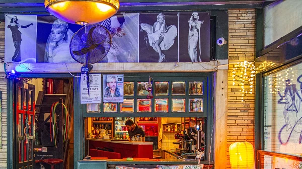 Diva Razis: Ένα καφέ-μπαρ... σταρ!