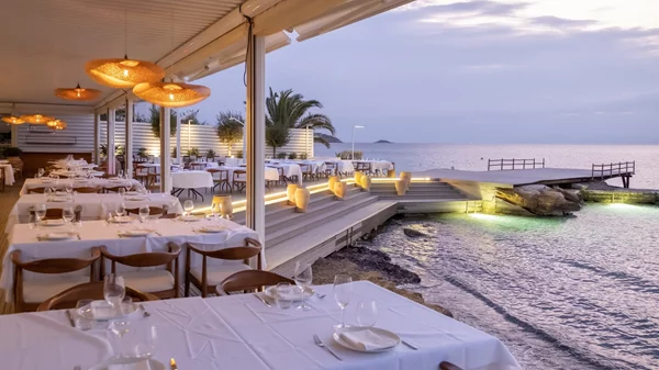 Τα εστιατόρια της αθηναϊκής παραλίας που σερβίρουν βραβευμένη γεύση