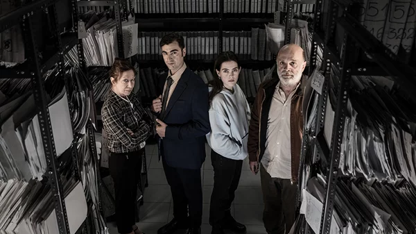 "Τα μάτια τέσσερα" στο Ιλίσια-Βολανάκης: Ποιοί ηθοποιοί θα παίξουν στο έργο του Γιάννη Τσίρου;