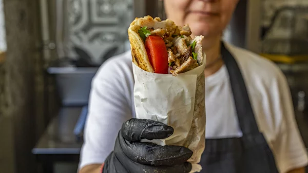 Στο Κουκάκι βρίσκεις πια ένα από τα πιο τίμια αθηναϊκά σουβλάκια