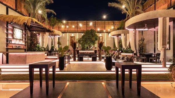 Ο αιθέριος κήπος της Πέτρου Ράλλη