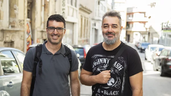 "Αδέσποτα": Οι σκηνοθέτες Αλέξανδρος Ράπτης και Φώτης Δούσος μάς μιλούν για μία παράσταση που αγαπά τα ζώα