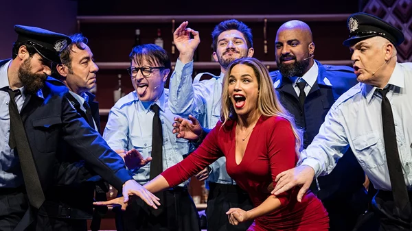 "Άντρες με τα όλα τους": Ένα αξέχαστο "Ladies Night" με all star θίασο στο Βέμπο