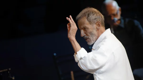 Ο Σταύρος Ξαρχάκος υποδέχεται το 2025 στο Θέατρο Απόλλων στη Σύρο