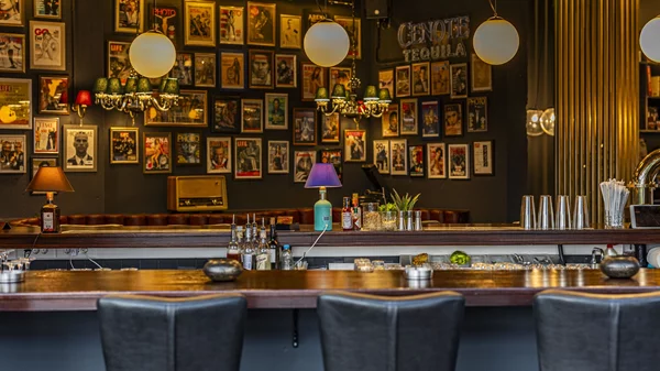 Το 'Peanuts' είναι μια παμπ που (σε) φέρνει (σ)την Άνοιξη