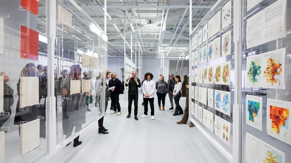 Άνθρωποι και υπολογιστές: Το έργο του Κωνσταντίνου Δοξιάδη και μια έρευνα για τη σύγχρονη Αθήνα εξετάζουν τη σχέση κοινοτήτων-πόλεων στη Στέγη