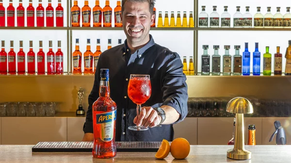 Πώς πετυχαίνουμε (και απολαμβάνουμε) το τέλειο Aperol Spritz;