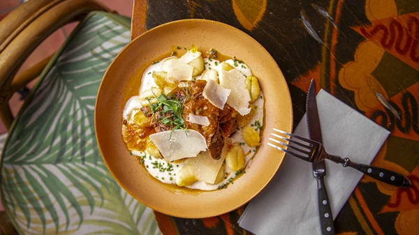 Che: Τι γεύση μας αφήνει ένα από τα πιο δημοφιλή στέκια του Πειραιά;