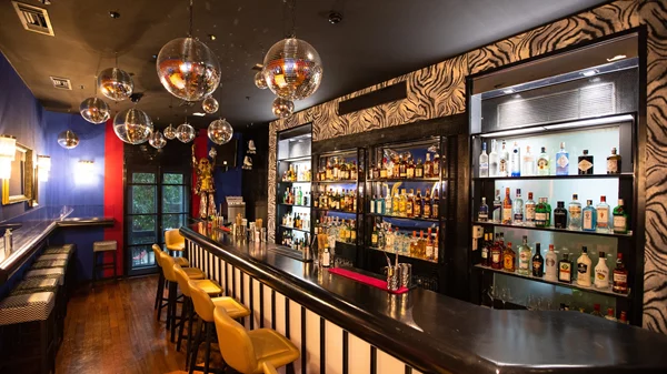 Video walkthrough: Η Ναταλία Δραγούμη σε μια γιορτινή βόλτα στα Εξάρχεια