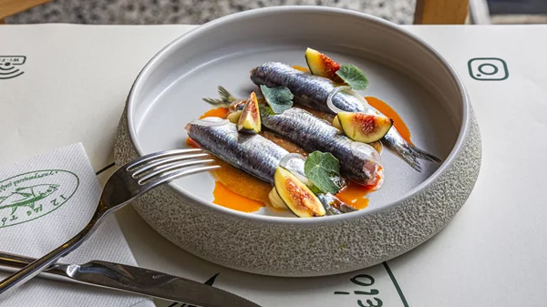 Ένα μικρό εστιατόριο με μεγάλα κότσια στη Νέα Ερυθραία