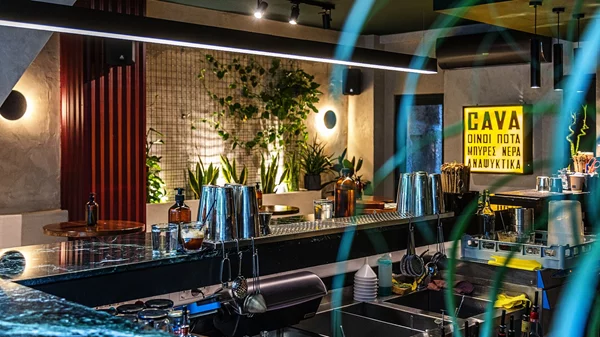 "Το Μπαρ" στην Μαυρομιχάλη είναι ό,τι λέει το όνομά του