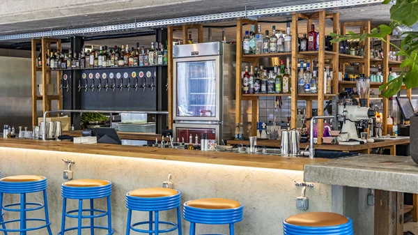 Πρώτη ματιά στο 'Walk In Athens', το νέο μπαρ της Μαυρομιχάλη