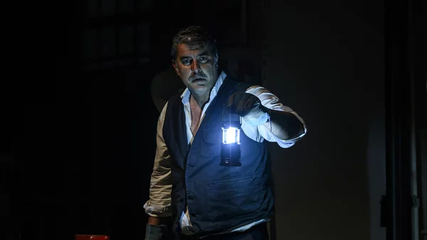 Ο Βασίλης Μπισμπίκης κάνει πρεμιέρα με τους πολιτικούς και πανκ "Εμπόρους της Βενετίας"