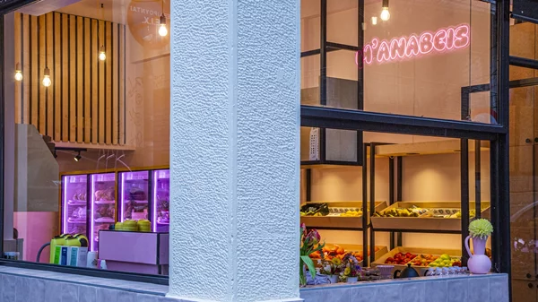 Στην Ιπποκράτους υπάρχει ένα μανάβικο που είναι και café