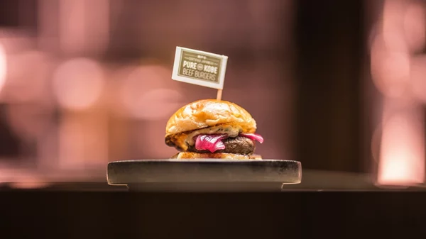 Στο 'Beefbar Athens' για τα signature πιάτα του brand