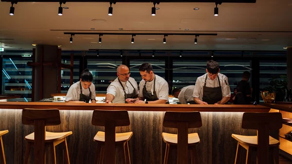 Ένα νέο εστιατόριο δίνει ξανά ζωή στη στέγη της Στέγης