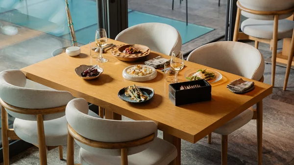 Nyn Esti: Η γαστρονομική εμπειρία στο ΕΜΣΤ επεκτείνεται με νέο μεσημεριανό μενού