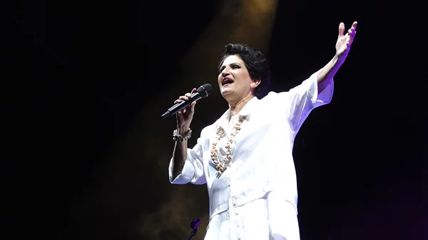 Η Άλκηστις Πρωτοψάλτη μάς εύχεται "Καλό καλοκαίρι" στον Κήπο του Μεγάρου