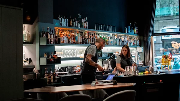 Ένα βράδυ στο 'Sips', το καλύτερο μπαρ του κόσμου