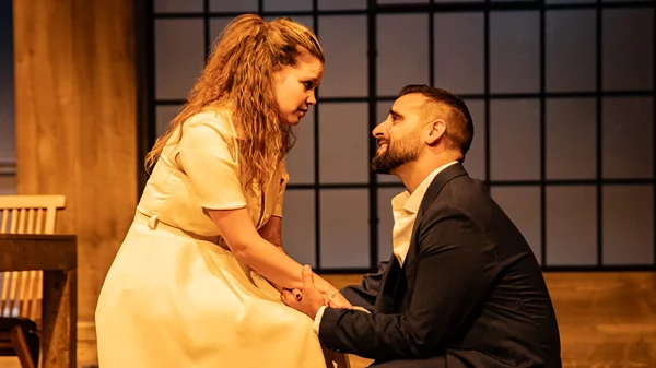 Λίλα Μπακλέση και Κωνσταντίνος Μπιμπής βλέπουν το θέατρο με το ίδιο πάθος και πρωταγωνιστούν στο "Ήταν όλοι τους παιδιά μου"