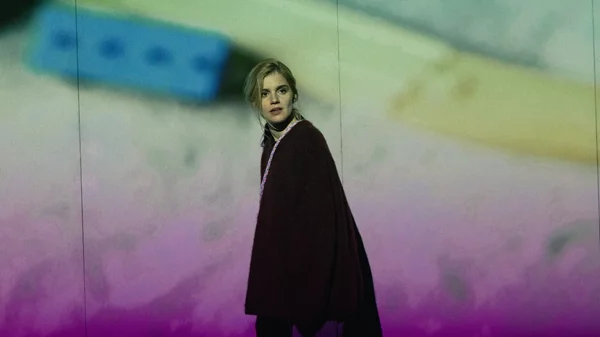 Η ταλαντούχα Νατάσα Εξηνταβελώνη ερμηνεύει το σπαρακτικό "Girls & Boys"