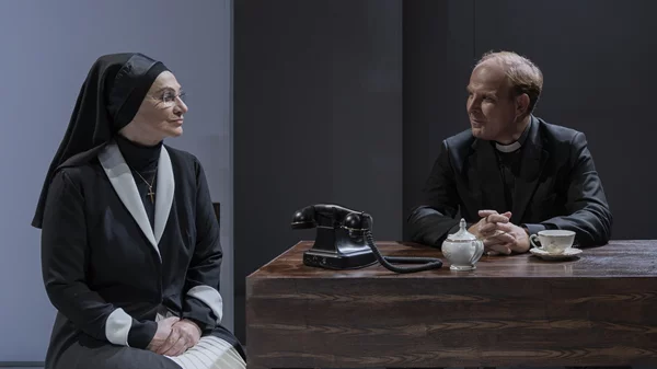 Φιλαρέτη Κομνηνού - Νικόλας Χανακούλας μιλούν για την "Αμφιβολία" του Τζον Πάτρικ Σάνλεϊ όπου το νέο συγκρούεται με το παλιό