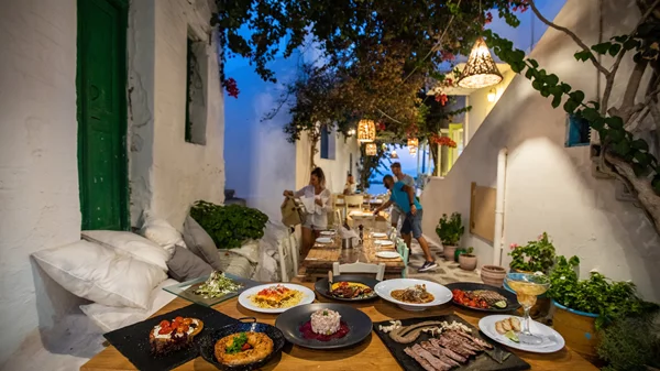 Η Κυρά Ποθητή ταΐζει για πάνω από 30 χρόνια τη Σχοινούσα