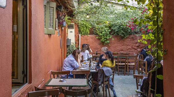 Στάσεις για δυο κουβέντες και κάτι να τσιμπολογήσεις μετά μουσικής στον Βοτανικό