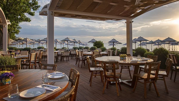 "APLÓ": Ένα ολόφρεσκο beach restaurant στην Αθηναϊκή Ριβιέρα