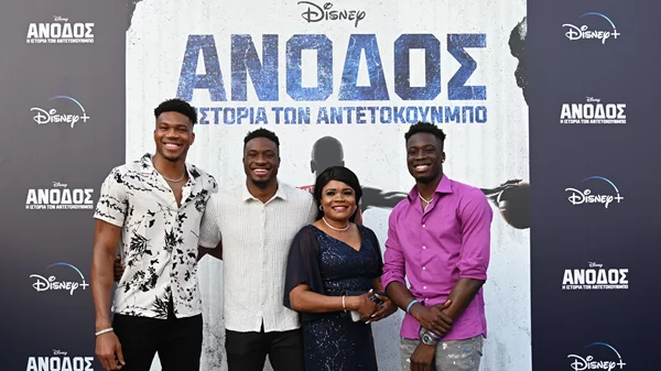Το "α" με τους πρωταγωνιστές του "Άνοδος: Η Ιστορία των Αντετοκούνμπο"