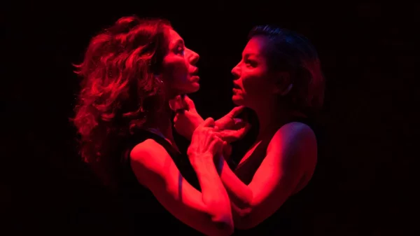 Έξι θεατρικές παραστάσεις επιστρέφουν