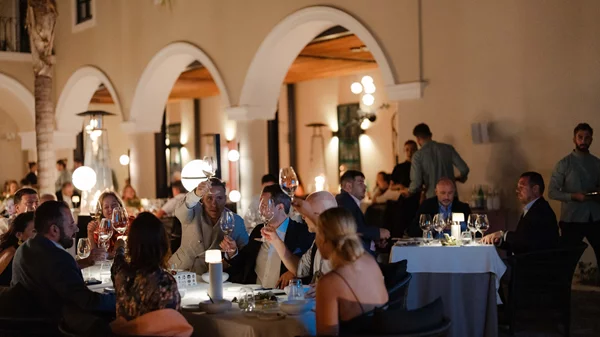 Επιστροφή στη Σαντορίνη και το Selene, για τη Vedema